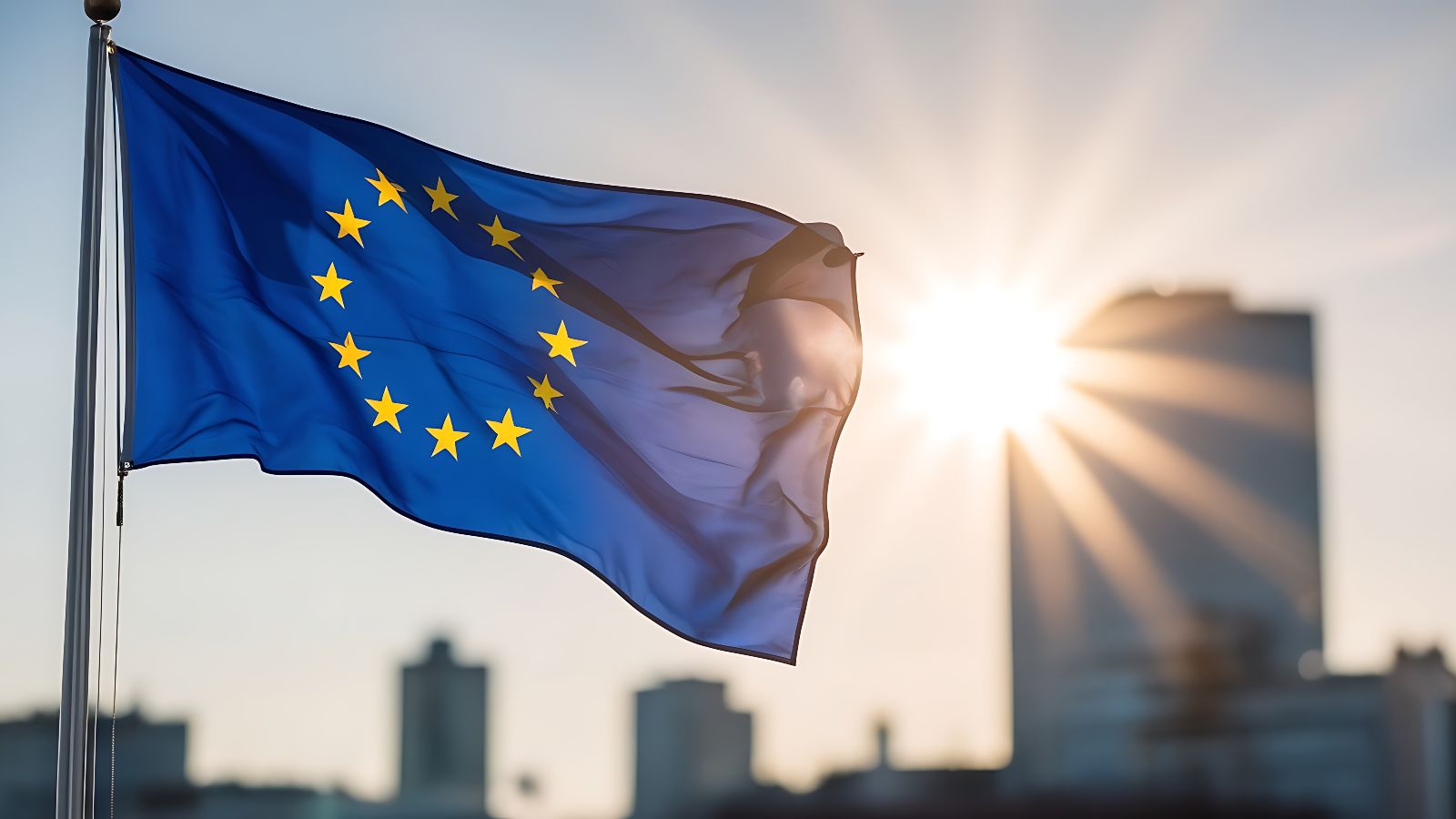 Die Flagge der Europäischen Union weht über dem Stadtbild Die Flagge der Europäischen Union weht über dem Stadtbild